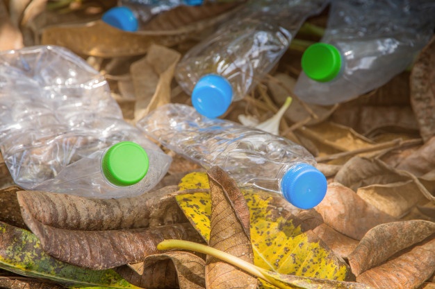 botella-plastico-tapas-reciclaje-residuos-gran-cantidad-botellas-agua-concepto-separacion-residuos_38161-927