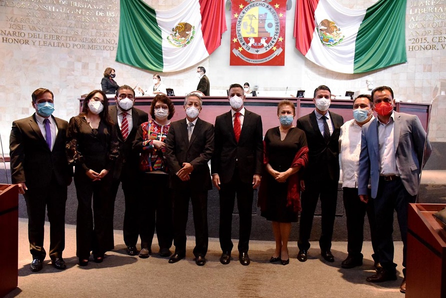 FOTO 3.1 Representantes y titulares de los Tres Poderes del Estado en Oaxaca