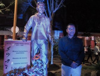 Jarol Moreno, escultor del nuevo habitante del parque central de Zaachila