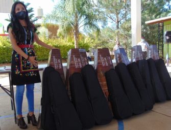 Aleida Ruiz entrega guitarras y violines a Santo Domingo Barrio Alto